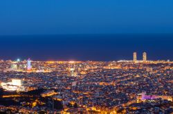 Panorama notturno di Barcellona, fotografata ...