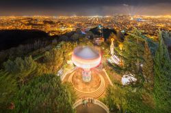 Tibidabo by night: la fotografia notturna della collina di Barcellona, con in primo piano  i parco divertimenti - © Boule / Shutterstock.com