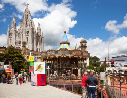 Il sacro ed il profano: la chiesa del Tempio Expiatorio del Sagrado Corazón ed il parco giochi si trovano sulla collina di Tibidabo a Barcellona - © Iakov Filimonov / Shutterstock.com ...