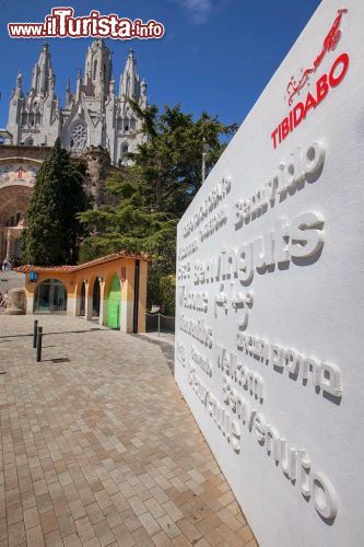 Immagine L'appariscente scritta di benvenuto nelle varie lingue, per chi arriva sulla collina di Tibidabo uno dei punti panoramici più famosi di Barcellona - © Claudia Casadei / amarcordbarcellona.com
