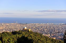 La collina di Tibidabo, uno dei punti panoramici imperdibili di Barcellona. Si noti l'osservatorio astronomico Fabra - © senai aksoy / Shutterstock.com