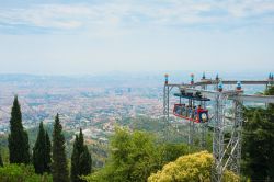 Parco divertimenti del Tibidabo. Alla classica emozione adrenalinica delle giostre si deve aggiungere l'emozione del panorama più spettacolare di Barcellona - © Lena Ivanova ...