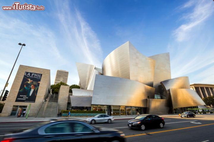Immagine Le forme sinuose ideate da Frank Gehry, fotografate dalla trafficata strada che costeggia la Walt Disney Concert Hall di Los Angeles - © f11photo / Shutterstock.com