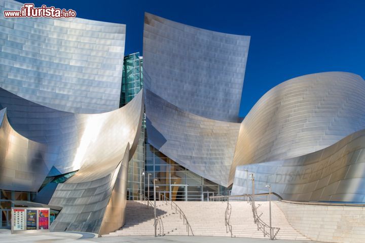 Immagine Le forme rotonde della spettacolare Walt Disney Concert Hall di Los Angeles (California). Progettata dal Frank Gehry, la sua costruzione iniziò nel 1991 e fu conclusa nel 2003. La struttura è costata un totale di 130 milioni di dollari, a cui vanno aggiunti i 110 milioni che sono stati sborsati per cotruire l'attiguo parcheggio  - © Ken Wolter / Shutterstock.com