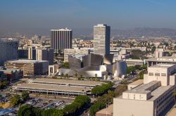Panoramica dall'alto: ecco come la Walt Disney Concert Hall si integra nel paesaggio urbano di Los Angeles - © f11photo / Shutterstock.com 