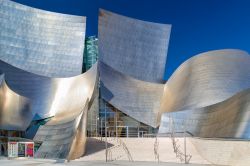 Le forme rotonde della spettacolare Walt Disney Concert Hall di Los Angeles (California). Progettata dal Frank Gehry, la sua costruzione iniziò nel 1991 e fu conclusa nel 2003. La struttura ...