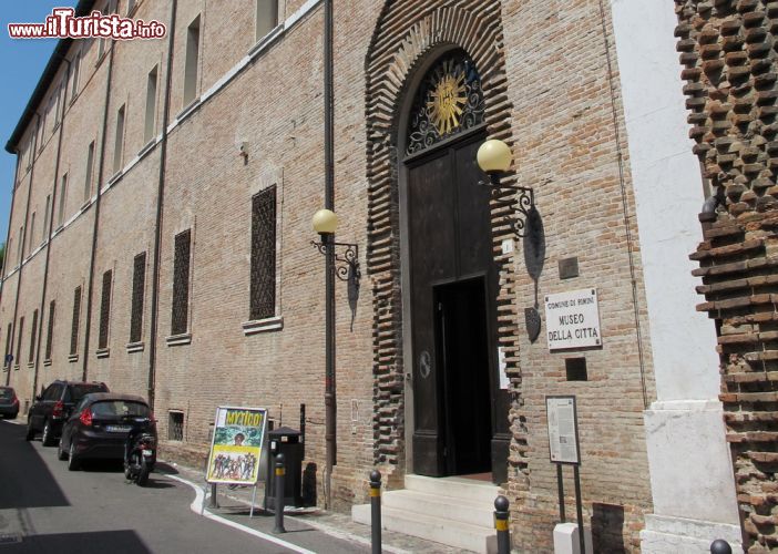 Immagine L'ingresso di via L. Tonini 1: dentro al Museo della città di Rimini si trovano quadri e dipinti della scuola riminise e di artisti come il Ghirlandaio e Bellini, come anche gli oggetti rinvenuti nella Domus del Chirurgo