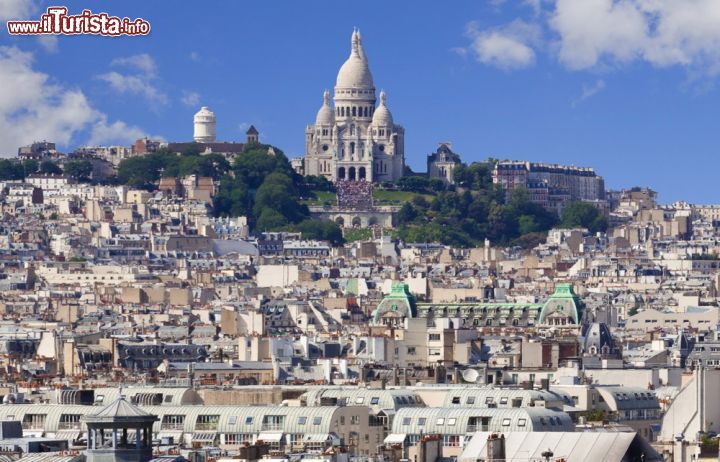 Immagine La collina di Montmartre e la grande Basilica del Sacré-Coeur di Parigi - © Jose Ignacio Soto / Shutterstock.com