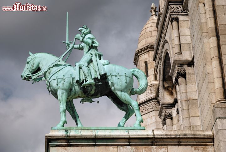 Immagine Monumento a Giovanna d Arco: si trova davanto alla Basilica del Sacro Cuore a Montmartre, Parigi - © Nikonaft / Shutterstock.com