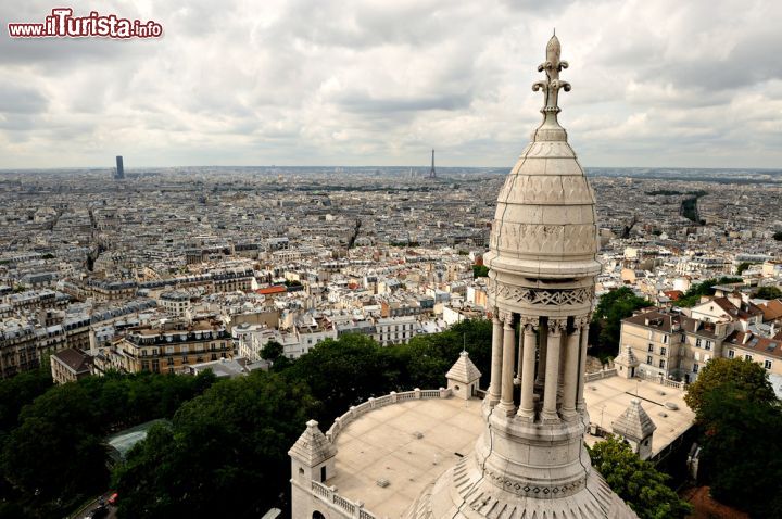 Immagine Il Panorama di Parigi come si gode dalla cupola della Basilica Sacrè-Coeur a Montmartre - © Zoran Karapancev / Shutterstock.com