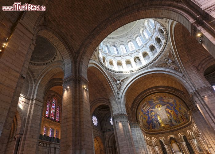 Immagine Parigi, l'interno della chiesa più importante a Montmartre: la Basilica del Sacrè-Coeur - © alexsvirid / Shutterstock.com