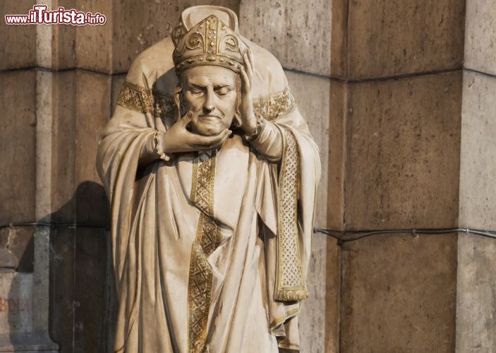 Immagine Saint Denis (San Dionigi) il martire francese che venne decapitato con altri a Montmartre (il monte dei martiri). Questa statua si trova nella cripta del Sacre Coeur di Parigi - © Jose Ignacio Soto / Shutterstock.com