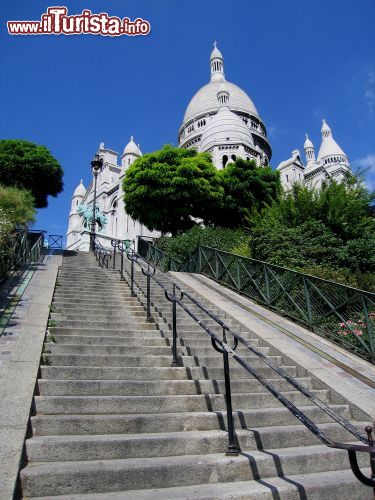 Immagine La scalinata d'accesso che collega Montmartre al Sacrè-Coeur di Parigi - © Jennifer Stone / Shutterstock.com