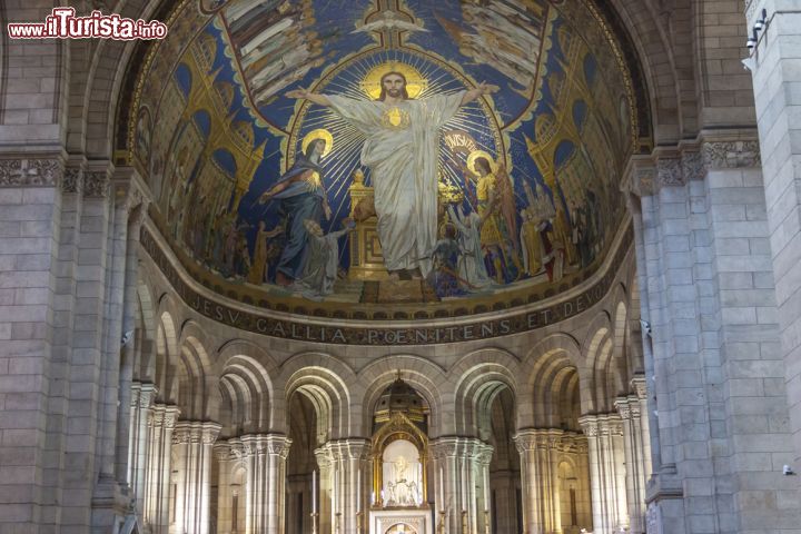 Immagine Abside e mosaico del Cristo in Gloria a Sacro Cuore di Gesù: siamo a Montmartre dentro alla chiesa del Sacrè-Coeur di Parigi - © Doin Oakenhelm / Shutterstock.com