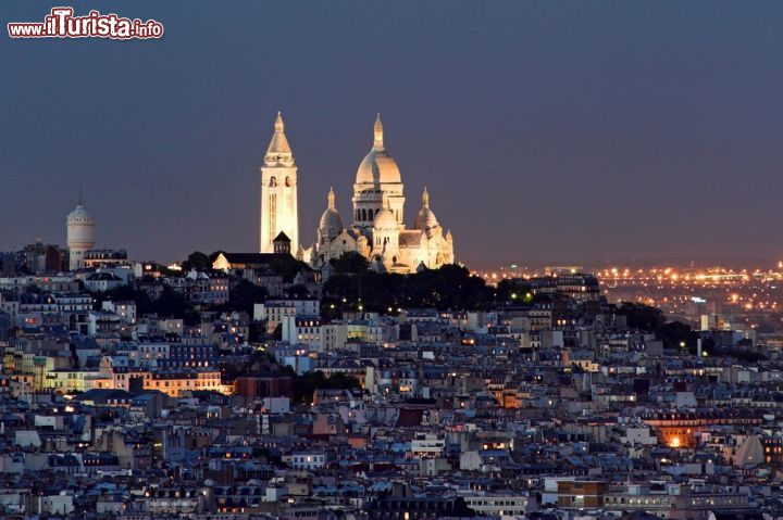 Immagine Fotografia notturna di Parigi e la grande chiesa del Sacré-Coeur a Montmartre - © Pierre Leclerc / Shutterstock.com