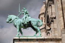Monumento a Giovanna d Arco: si trova davanto ...