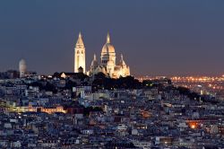 Fotografia notturna di Parigi e la grande chiesa del Sacré-Coeur a Montmartre - © Pierre Leclerc / Shutterstock.com