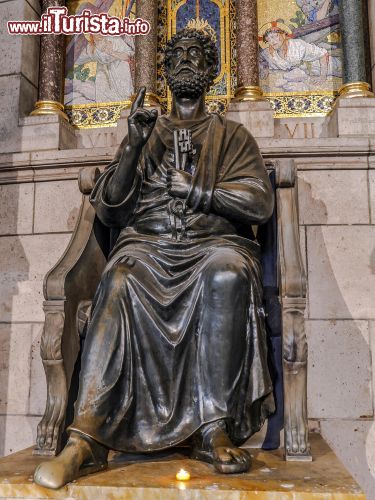 Immagine Statua di San Pietro all'interno della Bailica di Montmartre, il Sacrè-Coeur - © pryzmat / Shutterstock.com