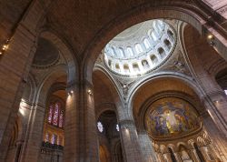 Parigi, l'interno della chiesa più ...