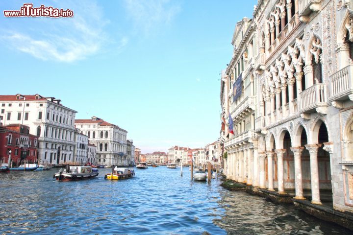 Immagine Canal Grande, Venezia: sulla destra le architetture della Cà d'Oro - Galleria Franchetti - © Ana del Castillo / Shutterstock.com