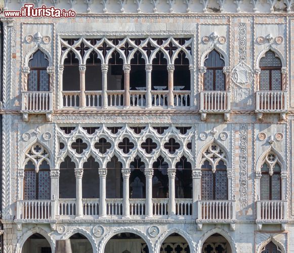 Immagine La ricca facciata della Galleria Franchetti: detta anche Cà d'oro il Palazzo di Santa Sofia a Venezia ospita uno dei musei più importanti della città - © Vadim Petrakov / Shutterstock.com