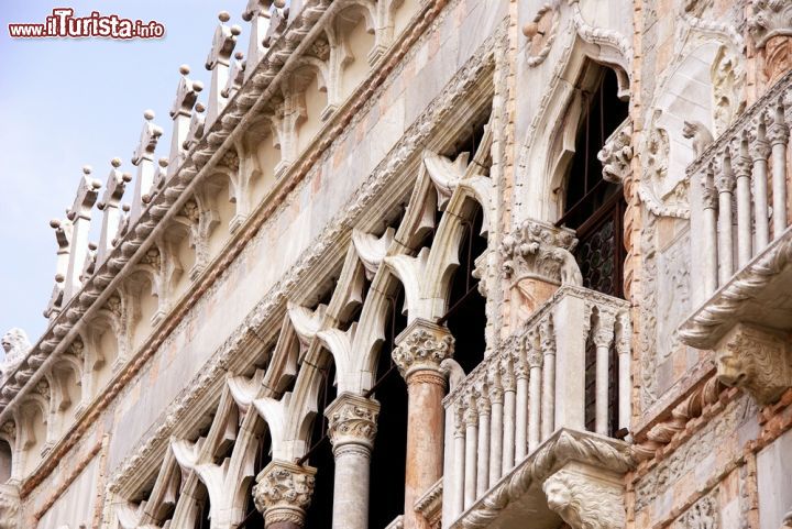 Immagine Dettaglio architettonico della celebre Cà d'Oro sul Canal Grande di Venezia - © InavanHateren / Shutterstock.com