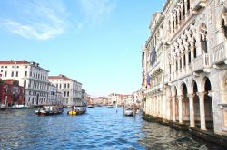 Canal Grande, Venezia: sulla destra le architetture della Cà d'Oro - Galleria Franchetti - © Ana del Castillo / Shutterstock.com 