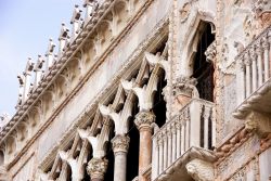 Dettaglio architettonico della celebre Cà d'Oro sul Canal Grande di Venezia - © InavanHateren / Shutterstock.com