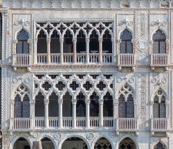 La ricca facciata della Galleria Franchetti: detta anche Cà d'oro il Palazzo di Santa Sofia a Venezia ospita uno dei musei più importanti della città - © Vadim ...
