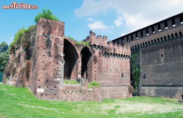 Immagine Castello medievale di Milano: il lato ovest della struttura degli Sforza - © Moreno Soppelsa / Shutterstock.com