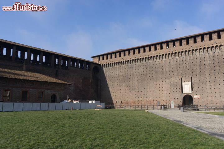 Immagine Cortile interno del Castello Sforzesco di Milano. All'interno della fortezza si trova anche il Mueseo archeologico con una ricca sezione egizia - © aaron choi / Shutterstock.com