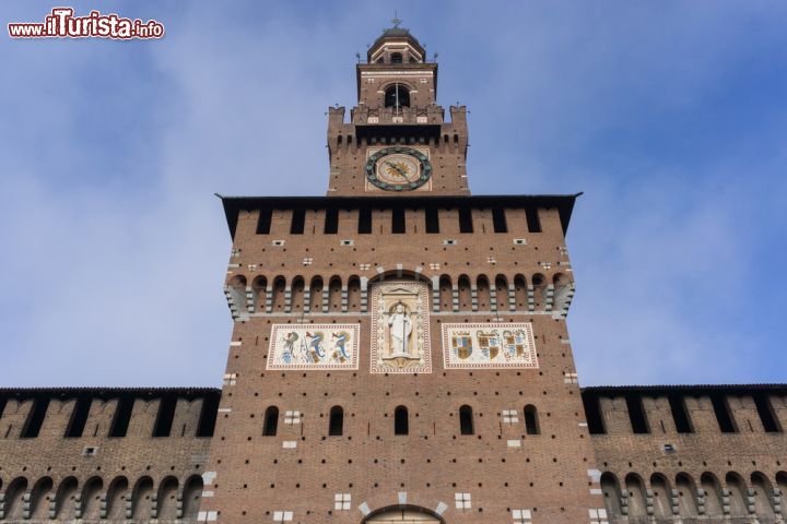 Immagine Torre del FIlarete, il portale d'ingresso al Castello di Milano. Non si tratta della prima versione che rimase distrutta da una esplosione o un fulmine,  e venne fatta ricostruire da Francesco II - © aaron choi / Shutterstock.com