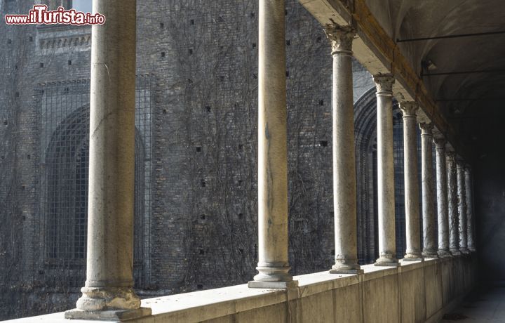 Immagine Il colonnato della Ponticella di Ludovico il Moro. E' attribuita all'architetto Donato Bramante. Ci troviamo dentro al Castello Sforzesco di Milano - © Claudio Giovanni Colombo / Shutterstock.com