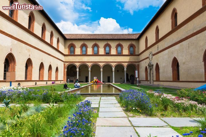 Immagine La Corte Ducale, interna a Castello Sforzesco Milano: in fondo si nota il Portico dell'Elefante - © Catarina Belova / Shutterstock.com
