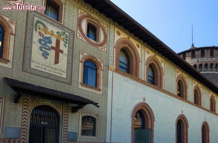 Immagine Decorazione della facciata interna del Castello Sforzesco di Milano. La si deve all'architetto Luca Beltrami - © Gimas / Shutterstock.com