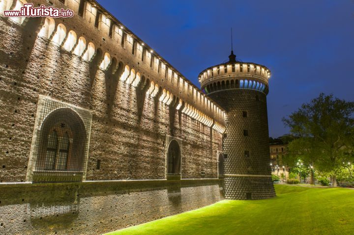 Immagine Fotografia notturna della cinta muraria del Castello sforzesco di Milano - © Filip Fuxa / Shutterstock.com