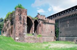 Castello medievale di Milano: il lato ovest della ...