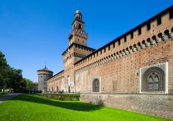Le imponenti mura della fortezza degli Sforza, ...