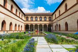 La Corte Ducale, interna a Castello Sforzesco Milano: in fondo si nota il Portico dell'Elefante - © Catarina Belova / Shutterstock.com