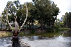 Ricostruzione della "cattura" di un mammuth in una delle pozze di catrame di La Brea Tar Pits a Los Angeles - © Larissa Pereira / Shutterstock.com