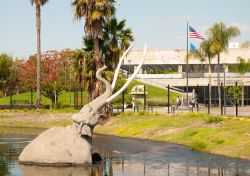 Scultura di un mammut imprigionato: tra i 50 e 100 mila anni fa era una scena comune tra le pozze di La Brea Tar Pits, dove sono stati ritrovati migliaia di fossili, nel centro di Los Angeles ...