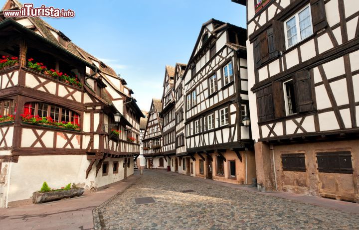 Immagine Case a colombaia (a colombages) tipiche del quartiere Petit France, nel centro di Strasburgo - © Boris Stroujko / Shutterstock.com