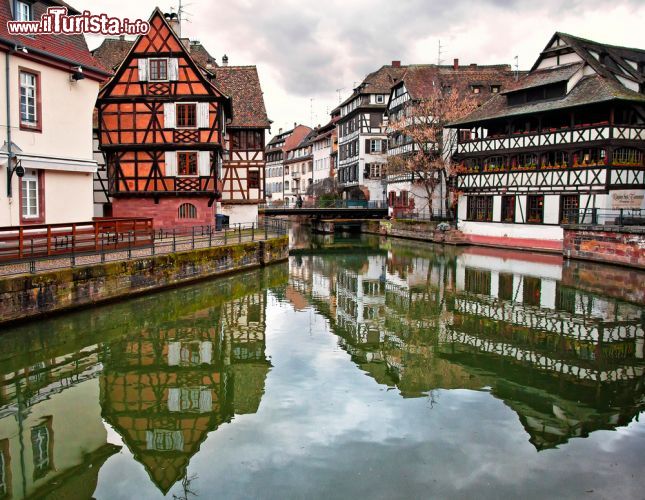 Immagine Anche in una giornata nuvolosa Stasburgo riesce a dare il meglio di se per chi giunge nel quartiere Petit France, con le case tipiche del capoluogo dell'Alsazia - © Botond Horvath / Shutterstock.com