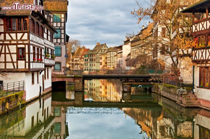 Immagine Un canale tipico di Strasburgo. I fotografi trovano mille spunti artistici camminando per le strade del quartiere Petit France  - © Botond Horvath / Shutterstock.com