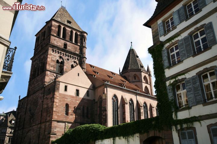 Immagine Chiesa antica in una strada del quartiere Petit France, nel centro di Strasburgo - © Katarzyna Mazurowska / Shutterstock.com