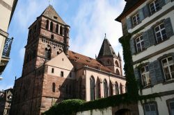 Chiesa antica in una strada del quartiere Petit France, nel centro di Strasburgo - © Katarzyna Mazurowska / Shutterstock.com