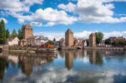 I tre ponti medievali di Ponts Couverts: uno dei luoghi magici del quartiere  Petit France a Strasburgo - © Sergey Kelin / Shutterstock.com