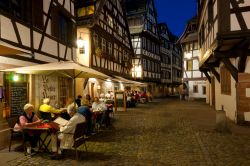 Vita notturna a Strasburgo. I ristoranti tra le case a graticcio del quartiere Petit France - © SergiyN / Shutterstock.com
