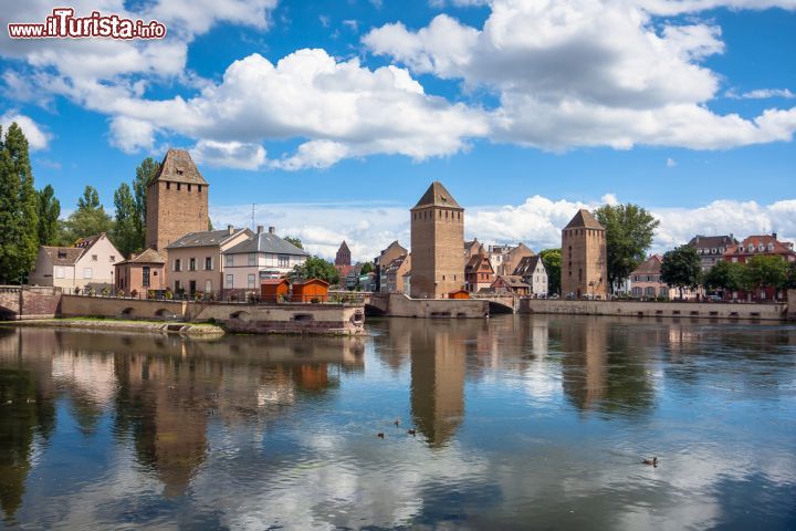 Immagine I tre ponti medievali di Ponts Couverts: uno dei luoghi magici del quartiere  Petit France a Strasburgo - © Sergey Kelin / Shutterstock.com