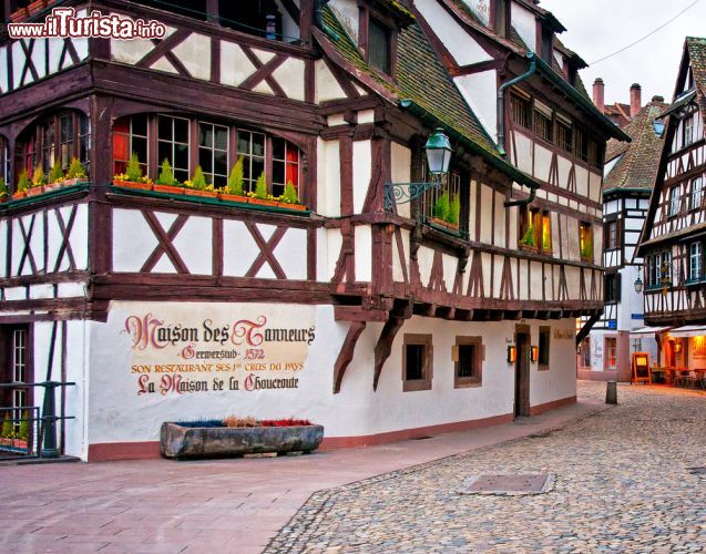 Immagine Via tipica del centro di Strasburgo: le case a graticcio del quartiere Petit France - © Botond Horvath / Shutterstock.com
